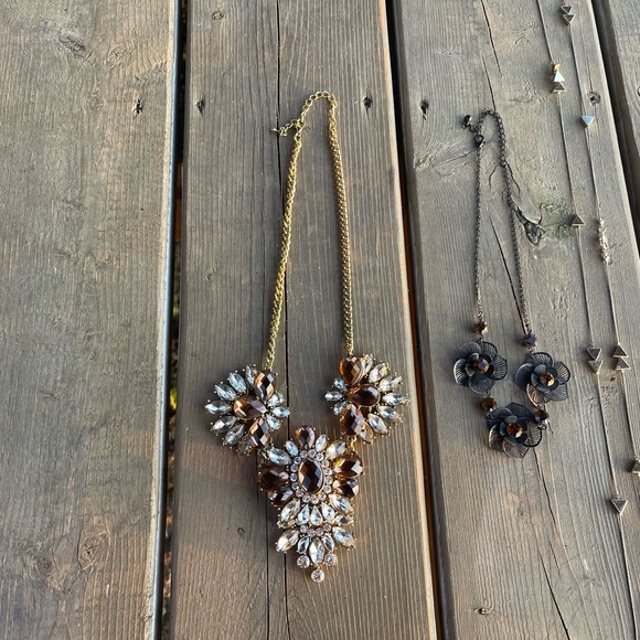 Collection of 15 Vintage and Modern Costume Jewelry Necklaces - Picture 5 of 15